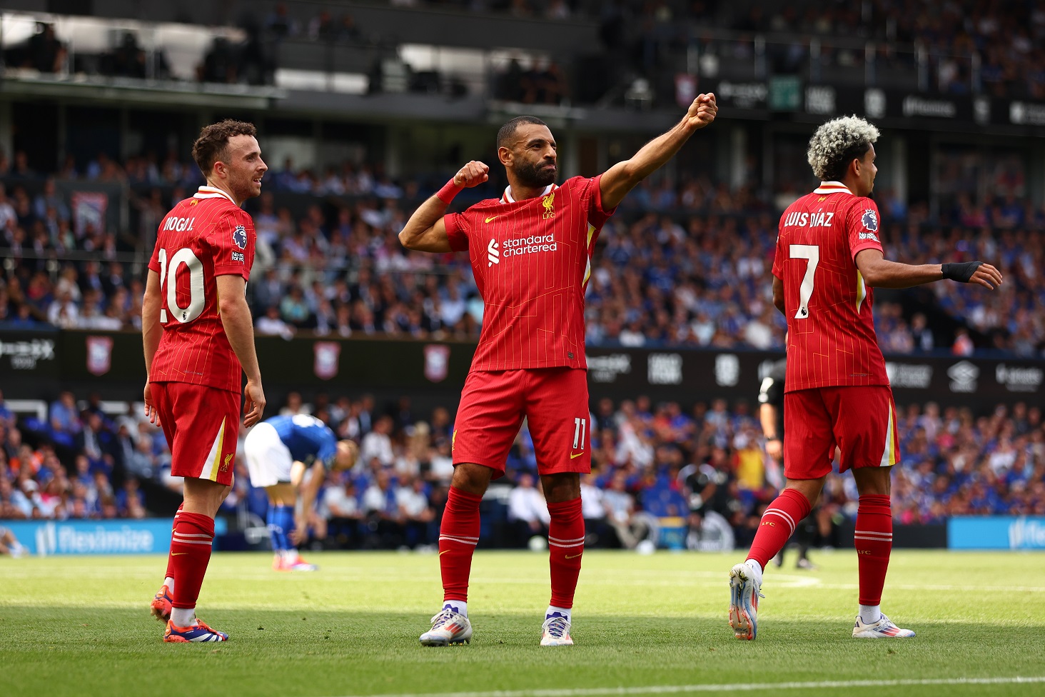 Mohamed Salah celebrates with Diogo Jota