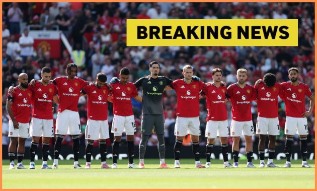 Manchester United players lining up, plus yellow 'breaking news' banner