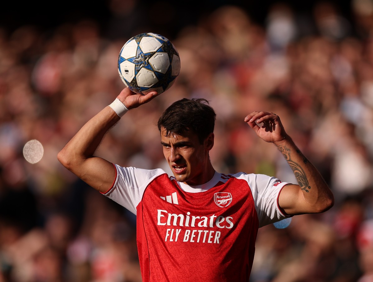 Jakub Kiwior taking a throw-in for Arsenal
