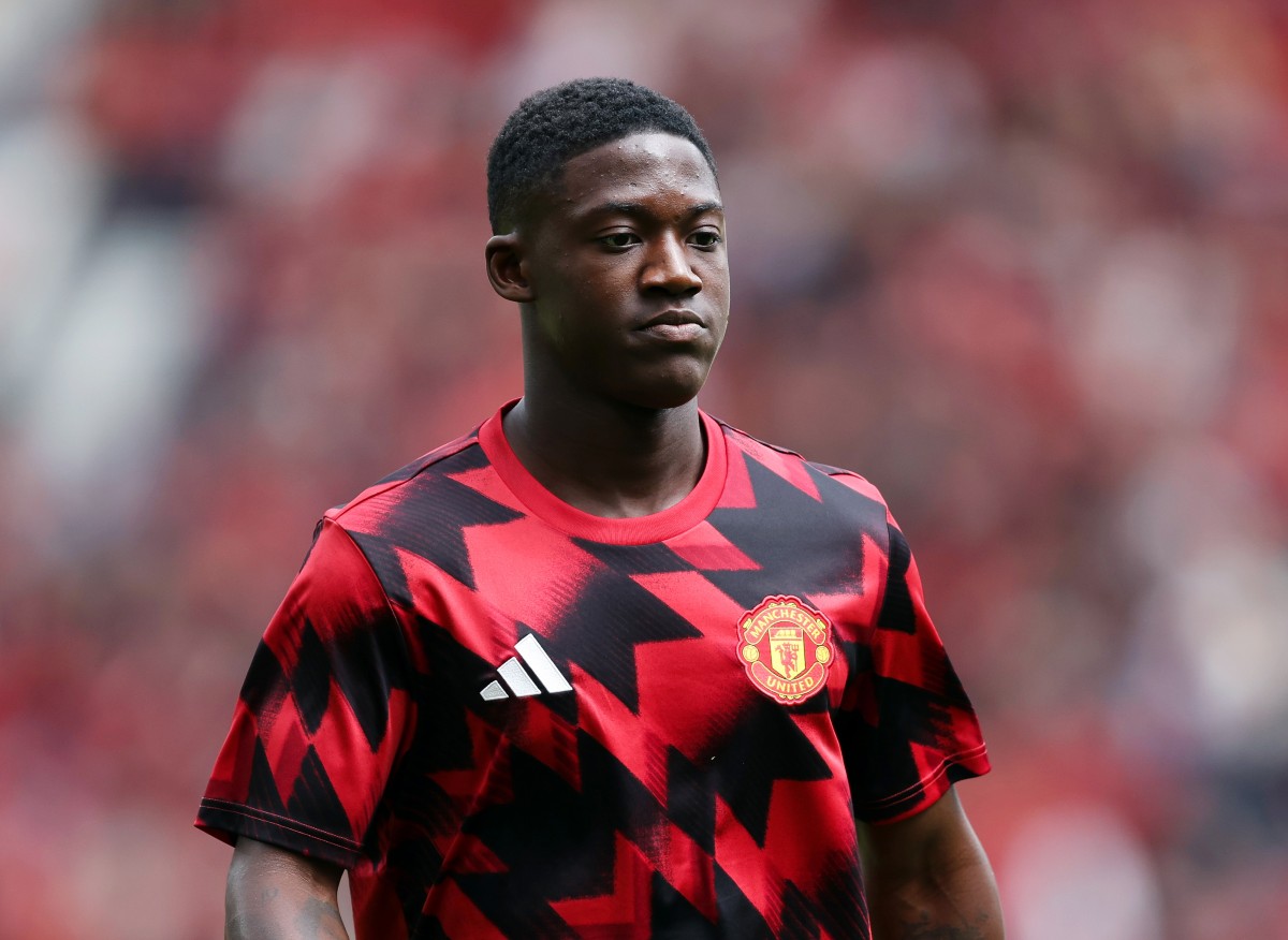 Kobbie Mainoo warming up for Manchester United