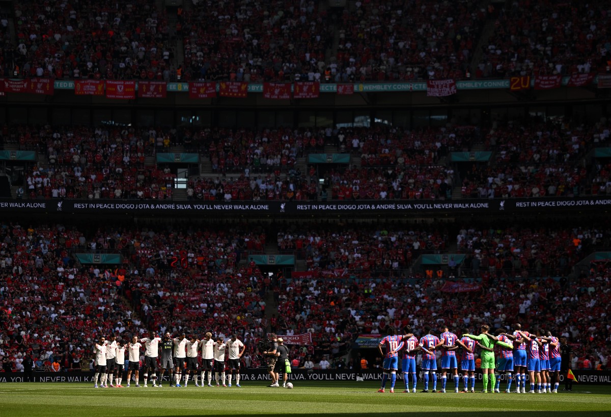 Liverpool and Crystal Palace players hold a minute's silence in tribute to Diogo Jota