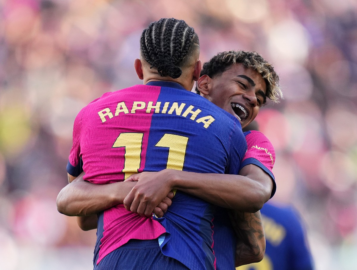 Raphinha embraces Barcelona teammate Lamine Yamal