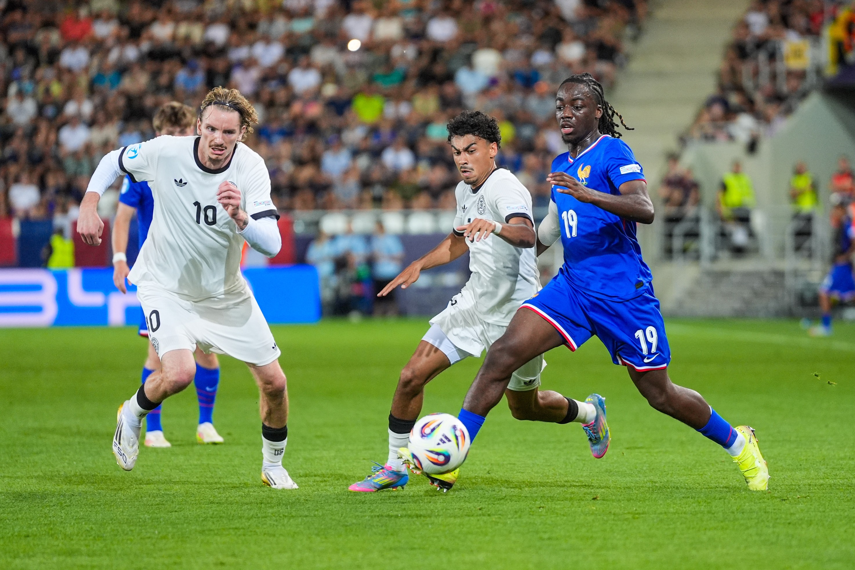 Nick Woltemade and Nathaniel Brown of U21 Germany in action against Ismael Doukoure of U21 France