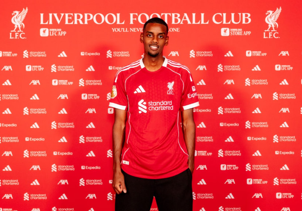 Alexander Isak posing in his Liverpool shirt