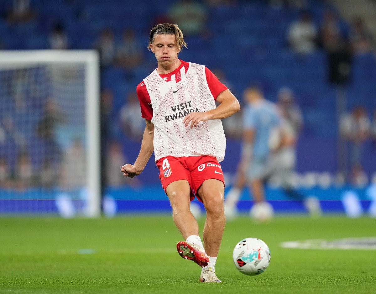 Conor Gallagher warming up for Atletico Madrid