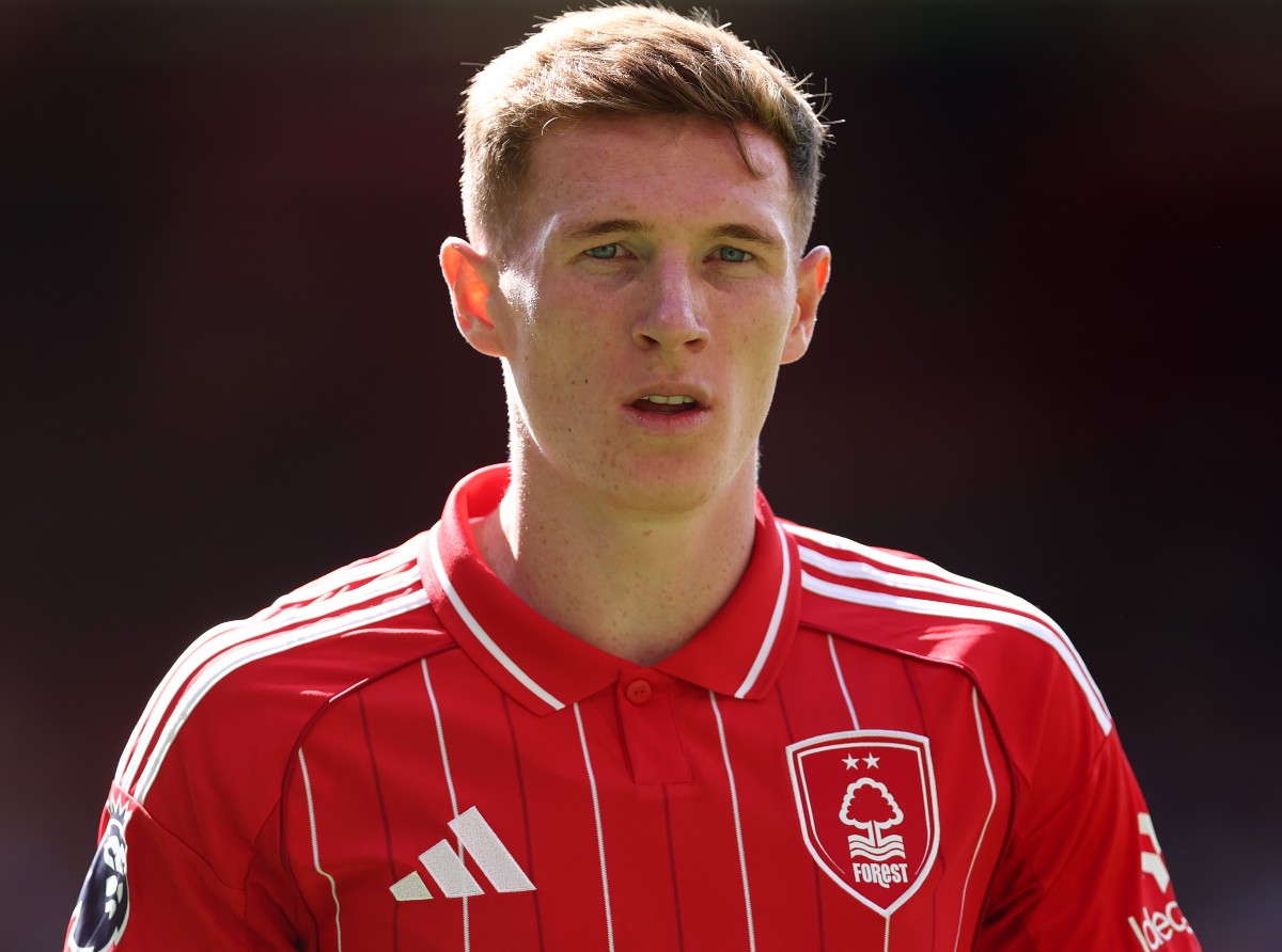 Elliot Anderson in action for Nottingham Forest