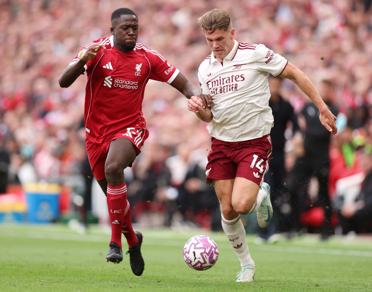 Ibrahima Konate and Viktor Gyokeres in action