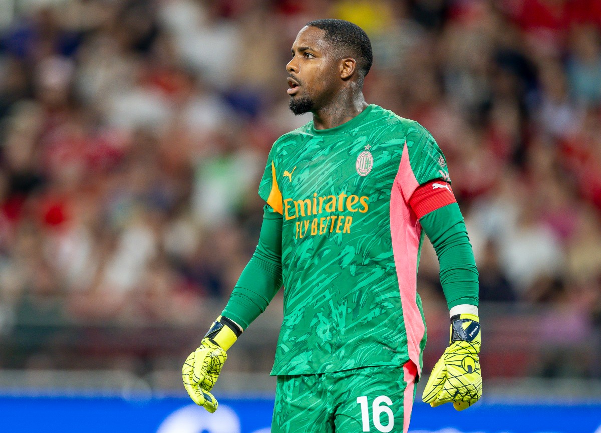 Mike Maignan in action for AC Milan in pre-season