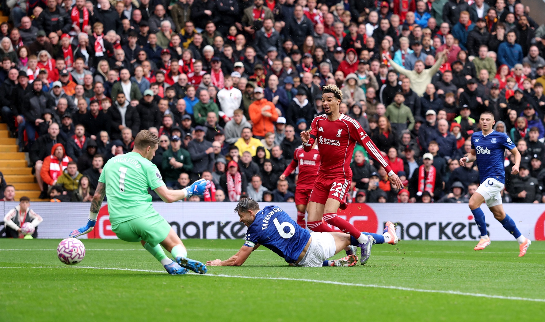 Hugo Ekitike of Liverpool scores