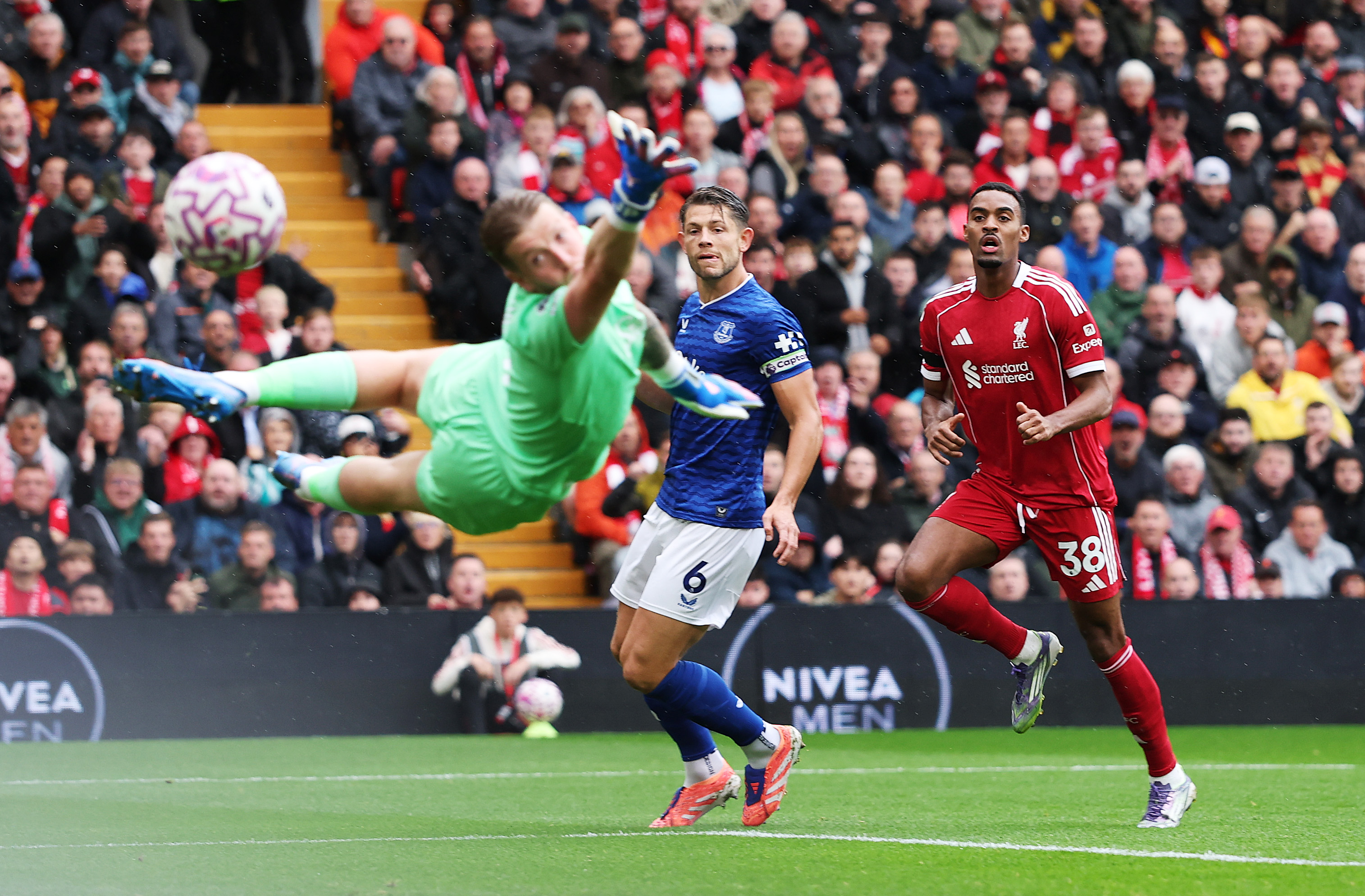 Ryan Gravenberch of Liverpool scores his team's first goal