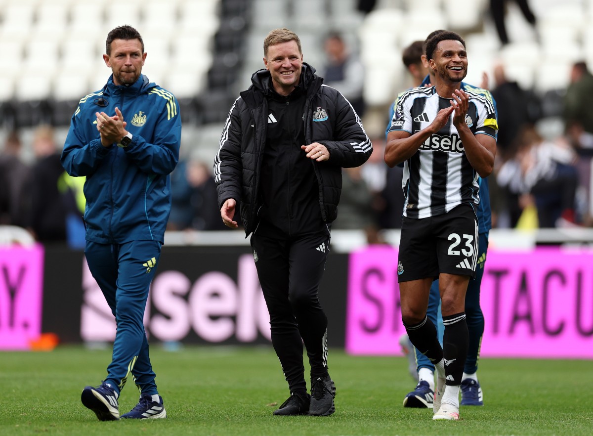 Eddie Howe acknowledges the Newcastle fans