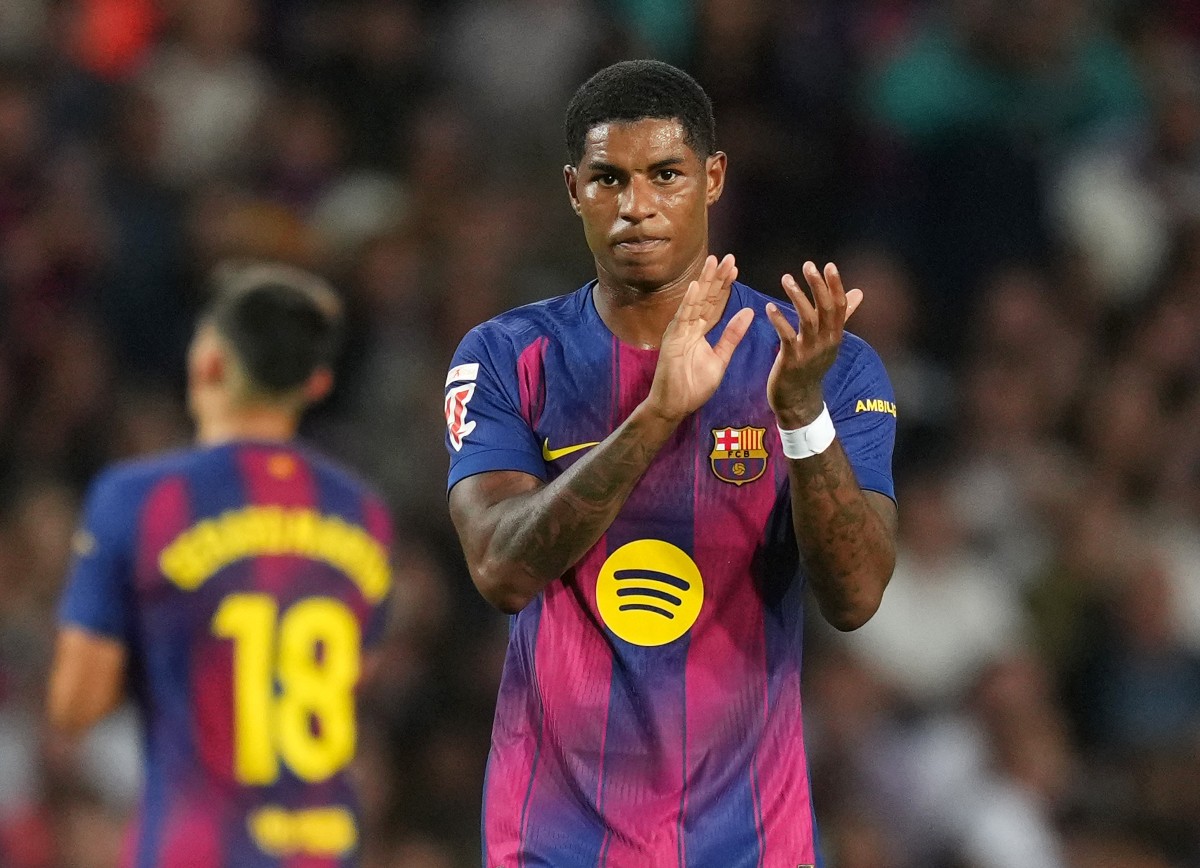 Marcus Rashford applauds the Barcelona fans