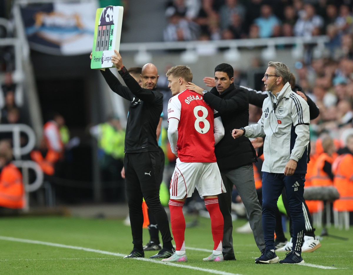 Martin Odegaard is subbed on by Mikel Arteta