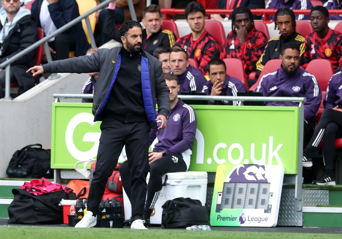 Ruben Amorim gives instructions during Man United's defeat to Brentford