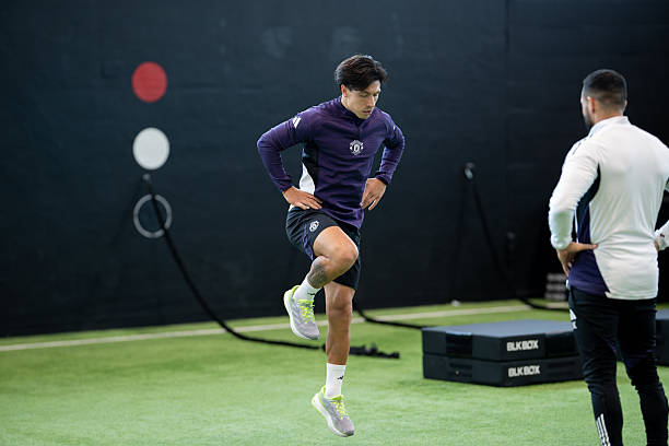 Lisandro Martinez training during his rehab
