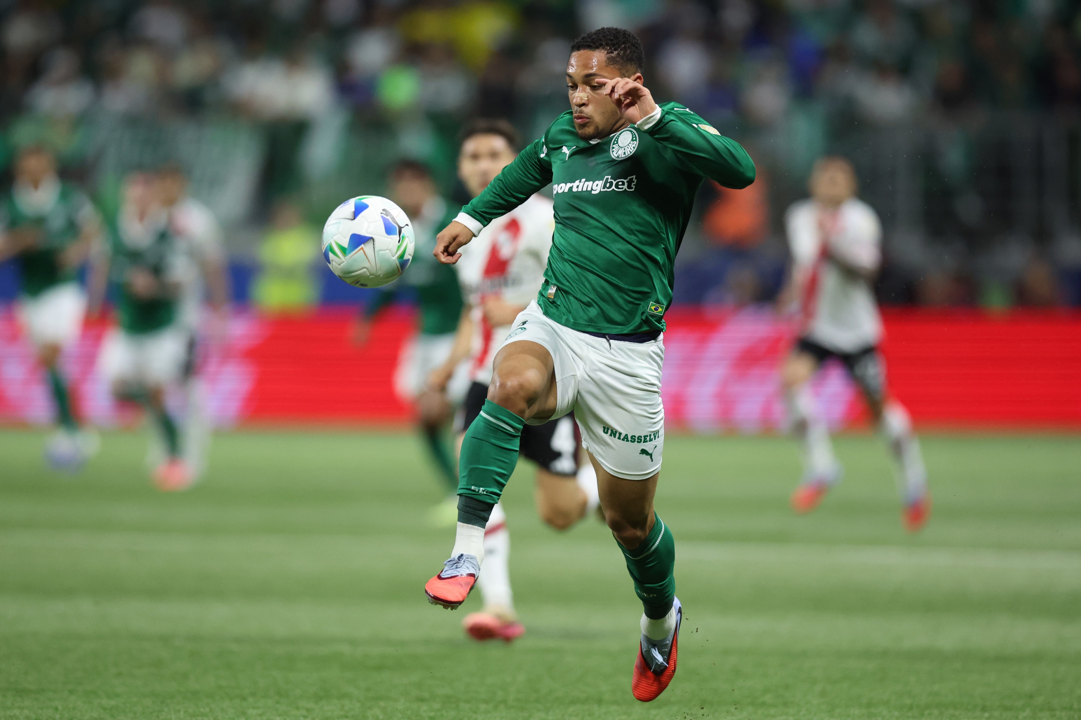 Vitor Roque of Palmeiras runs with the ball