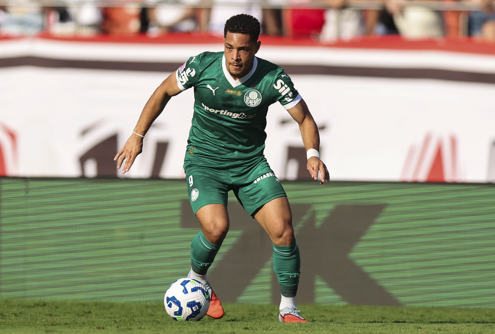 Vitor Roque runs with the ball