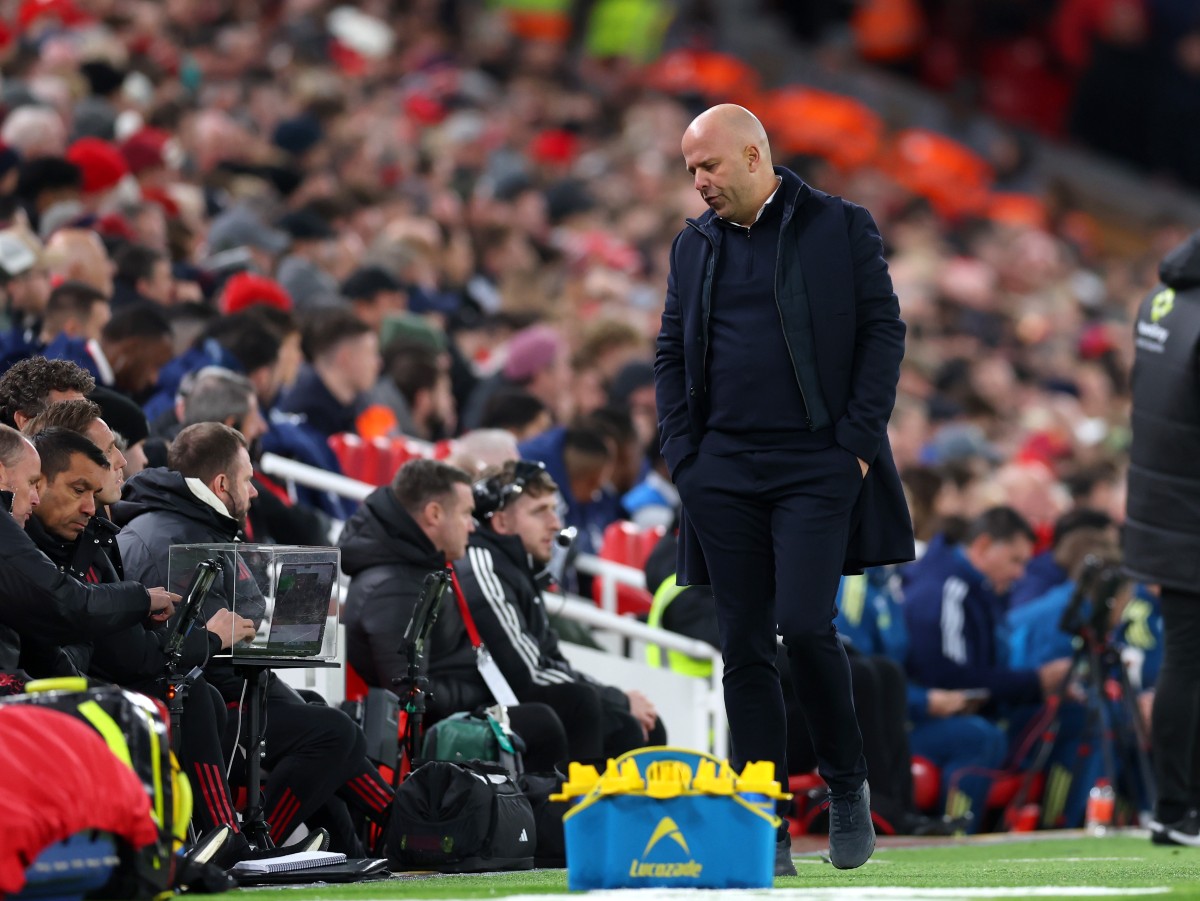 Arne Slot reacts during Liverpool's defeat to Nottingham Forest