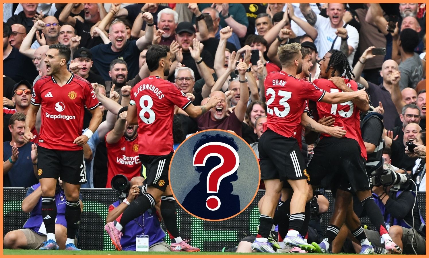 Manchester United players celebrate in the game vs Fulham