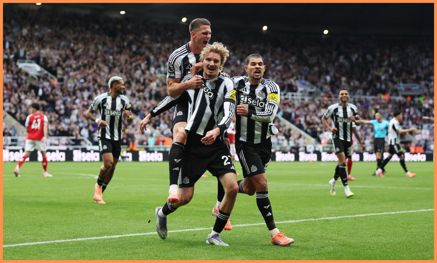 Sven Botman celebrates with Nick Woltemade during Newcastle's game vs Arsenal