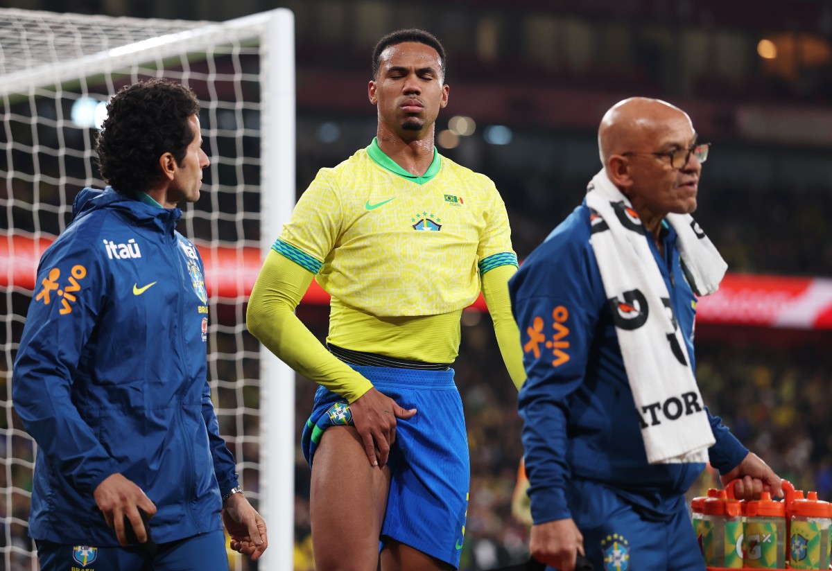 Gabriel Magalhaes goes off injured during Brazil vs Senegal