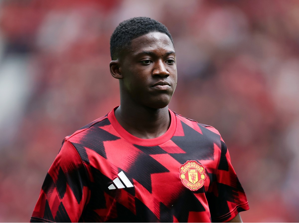 Kobbie Mainoo in the pre-match warm-up for Man United