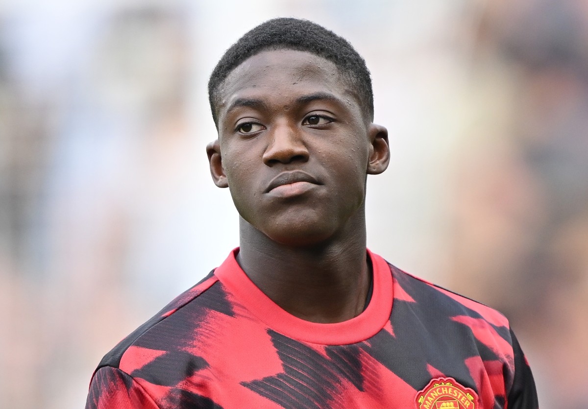 Kobbie Mainoo warming up for Man Utd