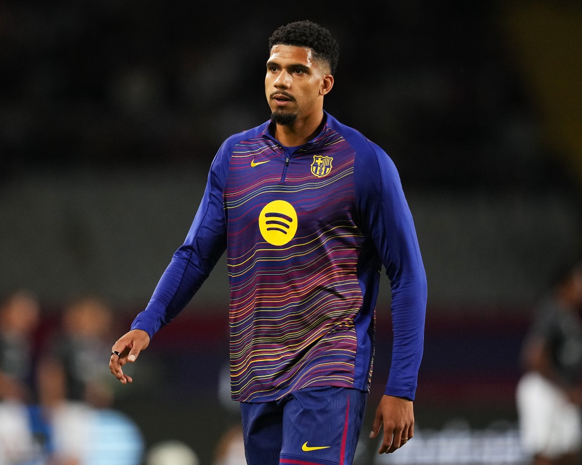 Ronald Araujo in the pre-match warm-up with Barcelona