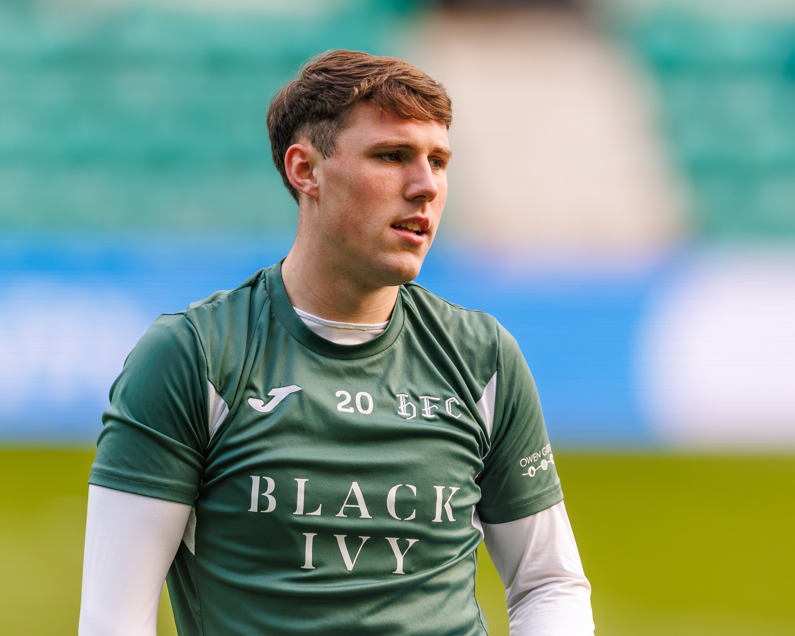 Josh Mulligan of Hibernian warming up