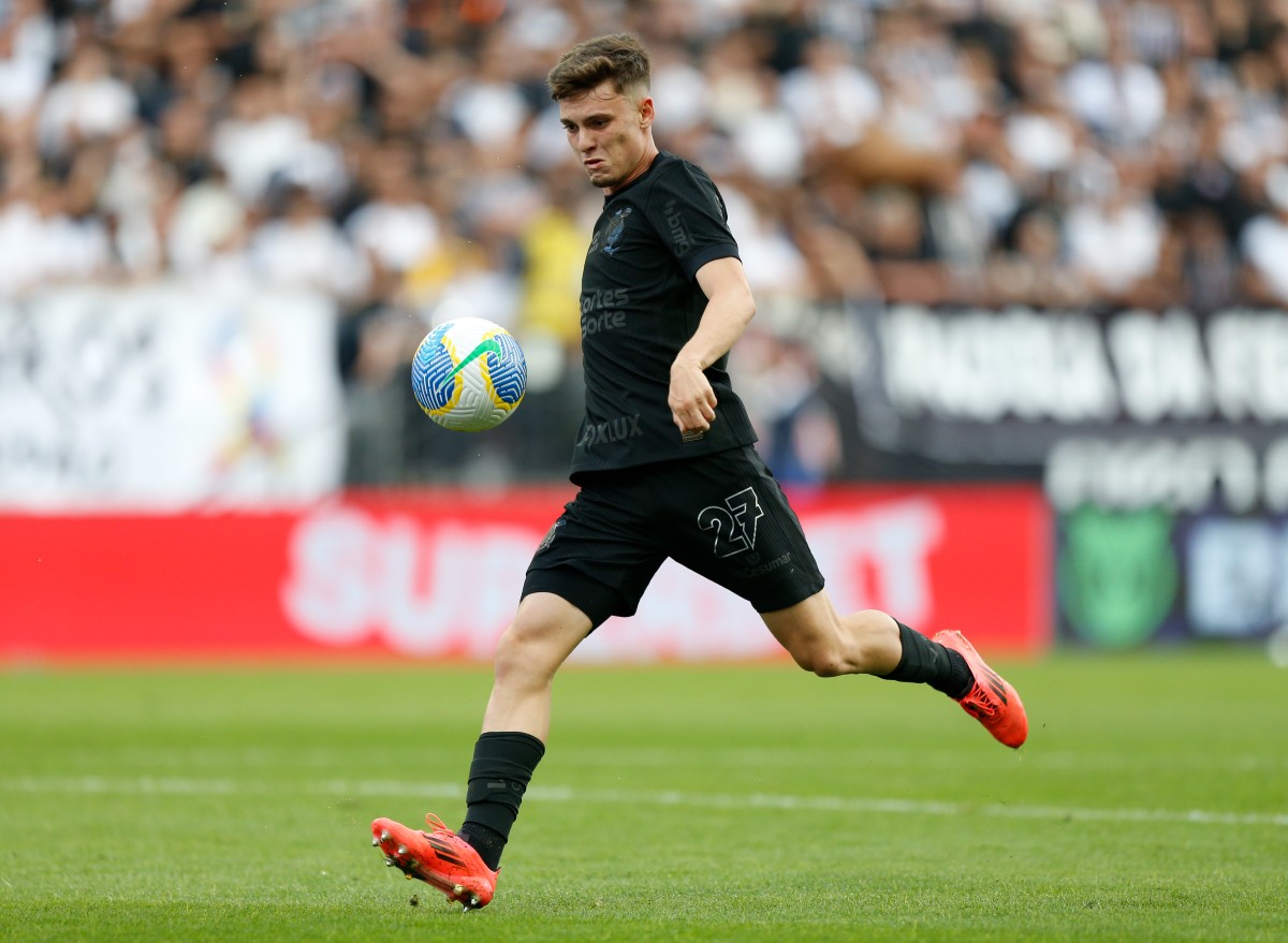 Breno Bidon in action for Corinthians