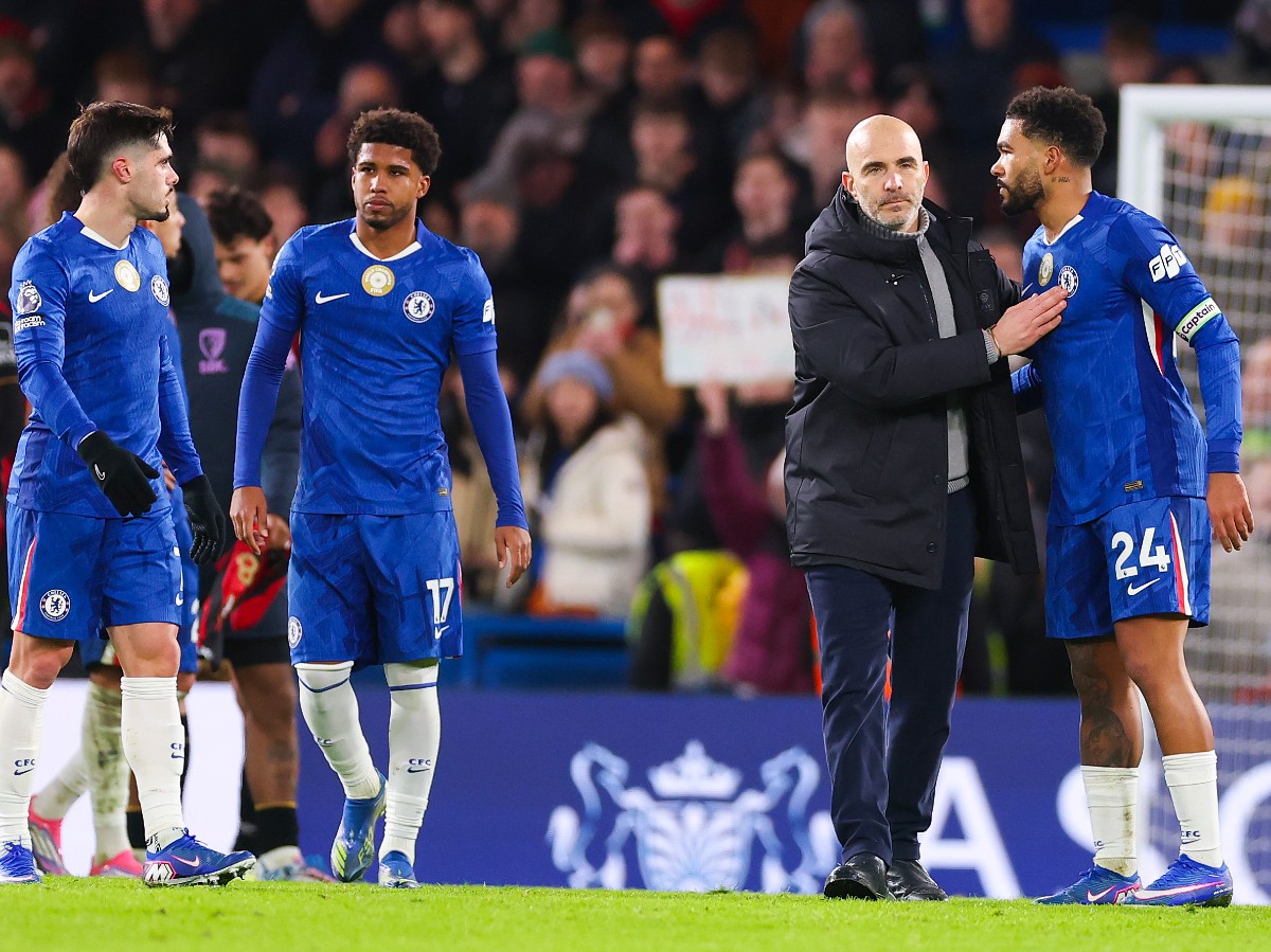 Enzo Maresca with Chelsea's players after the Bournemouth game