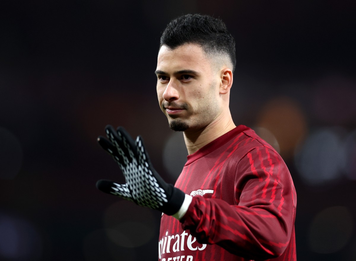 Gabriel Martinelli warming up for Arsenal