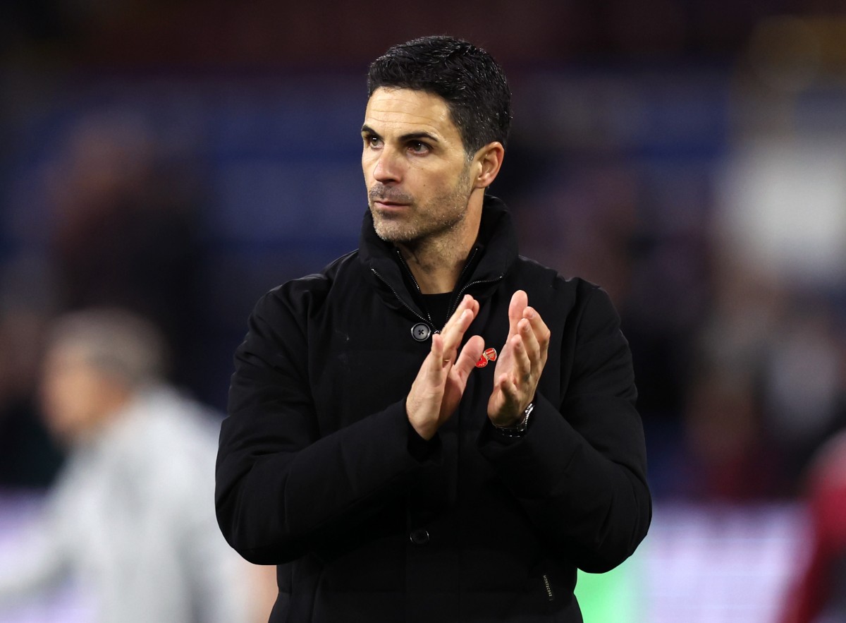 Mikel Arteta applauds the Arsenal fans