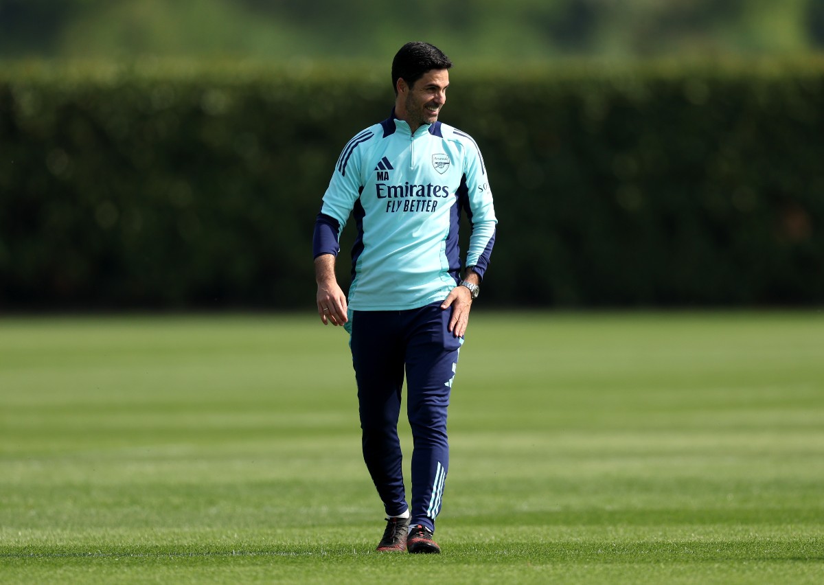 Mikel Arteta in an Arsenal training session