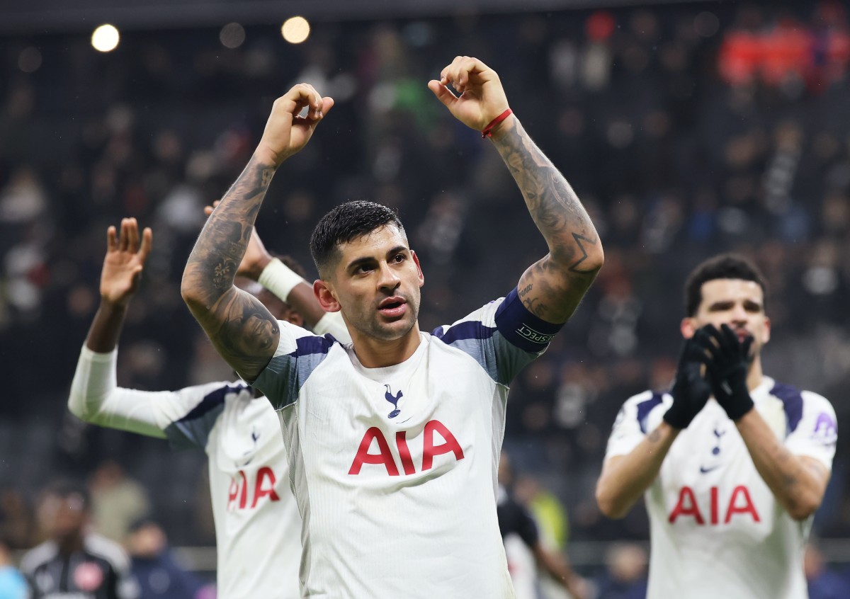 Sergio Romero celebrates after Tottenham's win vs Eintracht Frankfurt