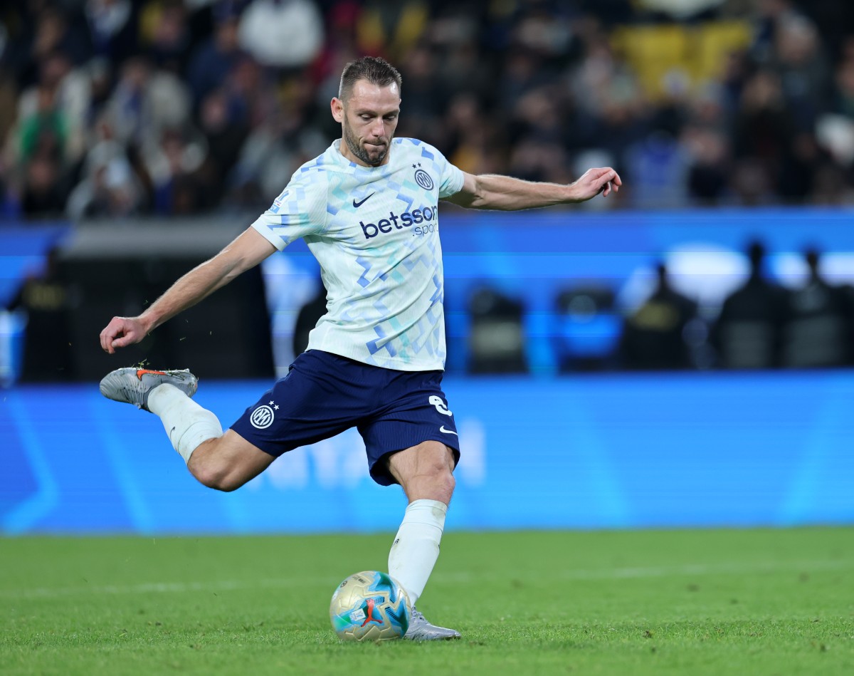 Stefan de Vrij in action for Inter Milan