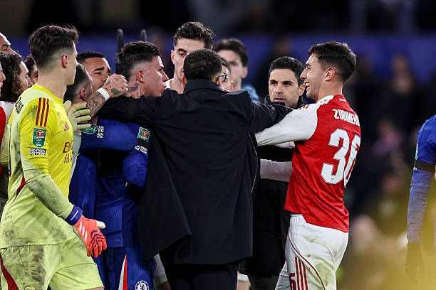 Head Coaches Liam Rosenior of Chelsea and Mikel Arteta of Arsenal were forced to step in and part Enzo Fernández of Chelsea and Martín Zubimendi of Arsenal as they clashed at the end of Arsenal's 3-2 victory during the Carabao Cup Semi Final First Leg match between Chelsea and Arsenal at Stamford Bridge