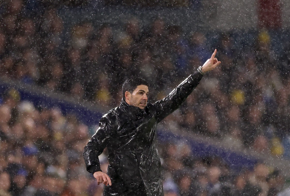 Mikel Arteta shouts instructions during Leeds vs Arsenal