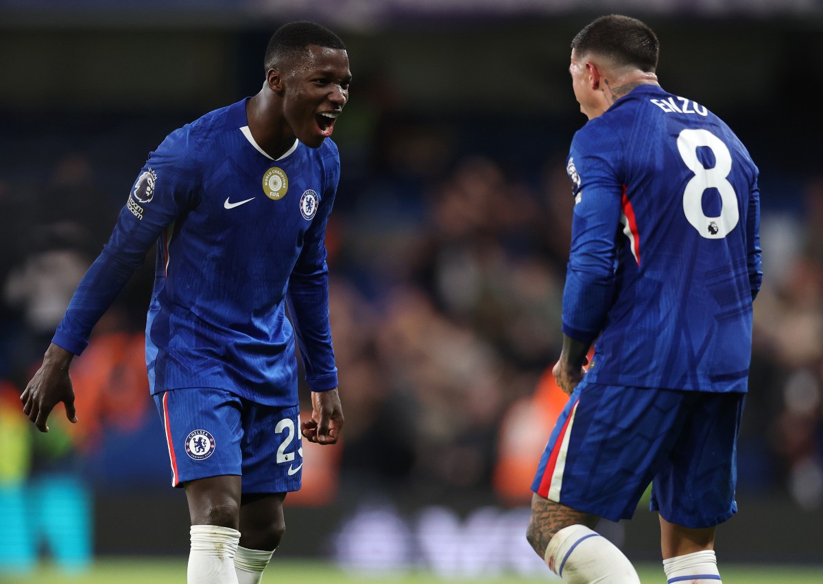 Moises Caicedo and Enzo Fernandez celebrate during Chelsea vs Liverpool