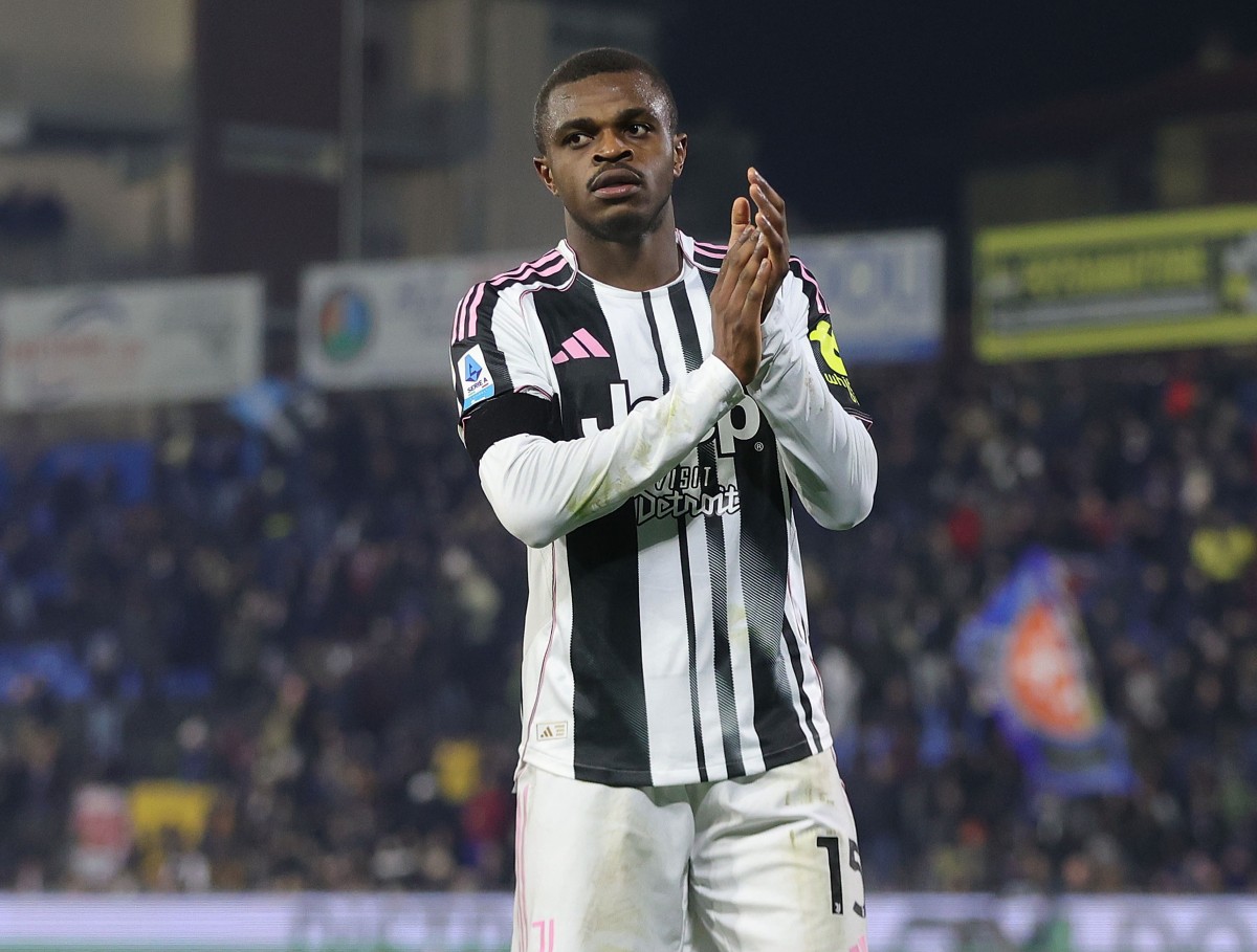 Pierre Kalulu applauds the Juventus fans