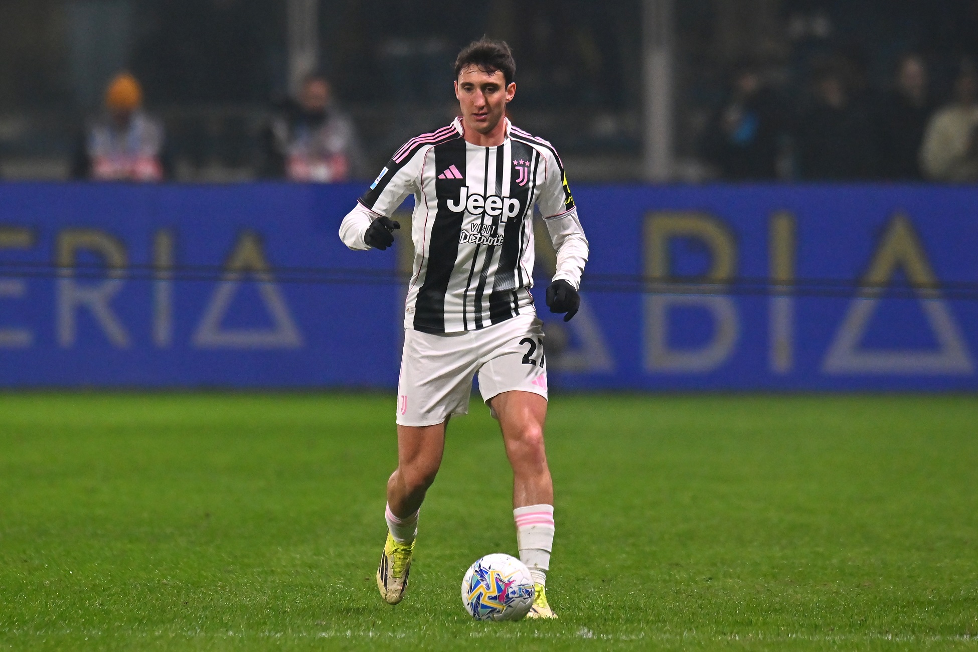 Andrea Cambiaso, da Juventus, em ação