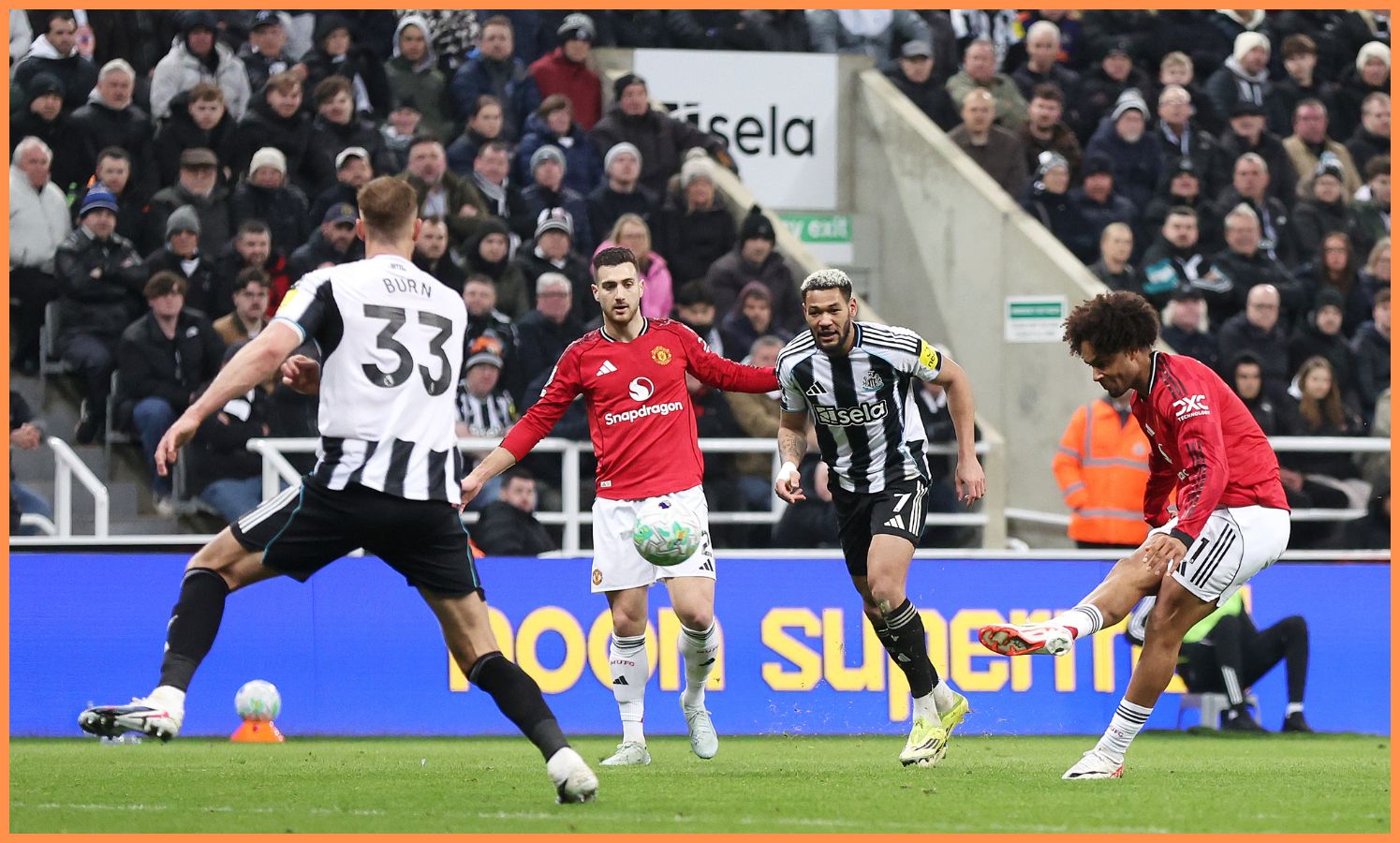 Joshua Zirkzee in action for Man Utd vs Newcastle