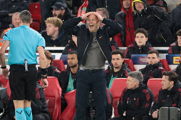 Arne Slot holding his head in disbelief