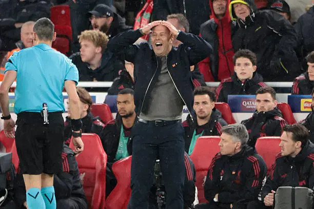 Arne Slot holding his head in disbelief
