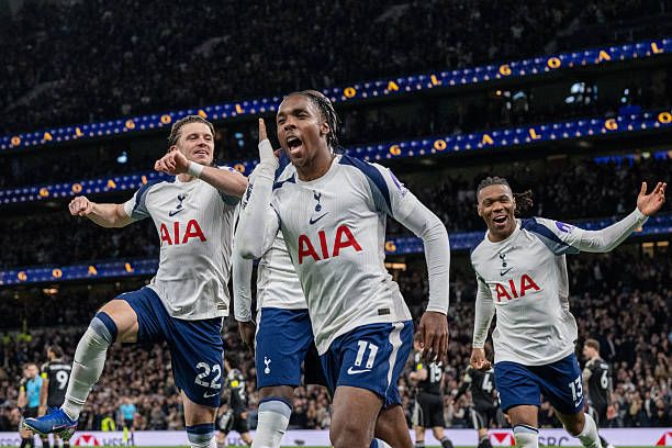 Mathys Tel celebrates after scoring vs Leeds