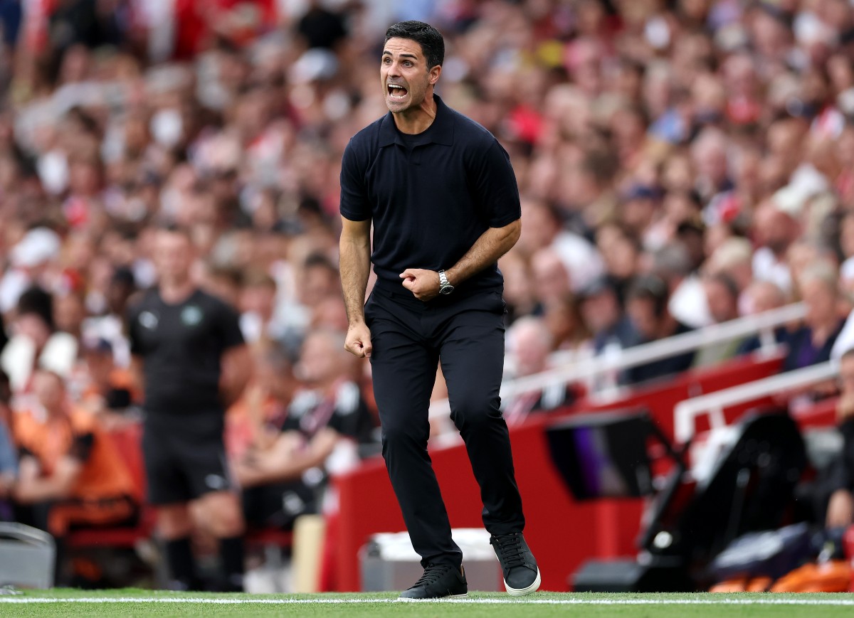 Mikel Arteta shouts instructions during Arsenal vs Chelsea