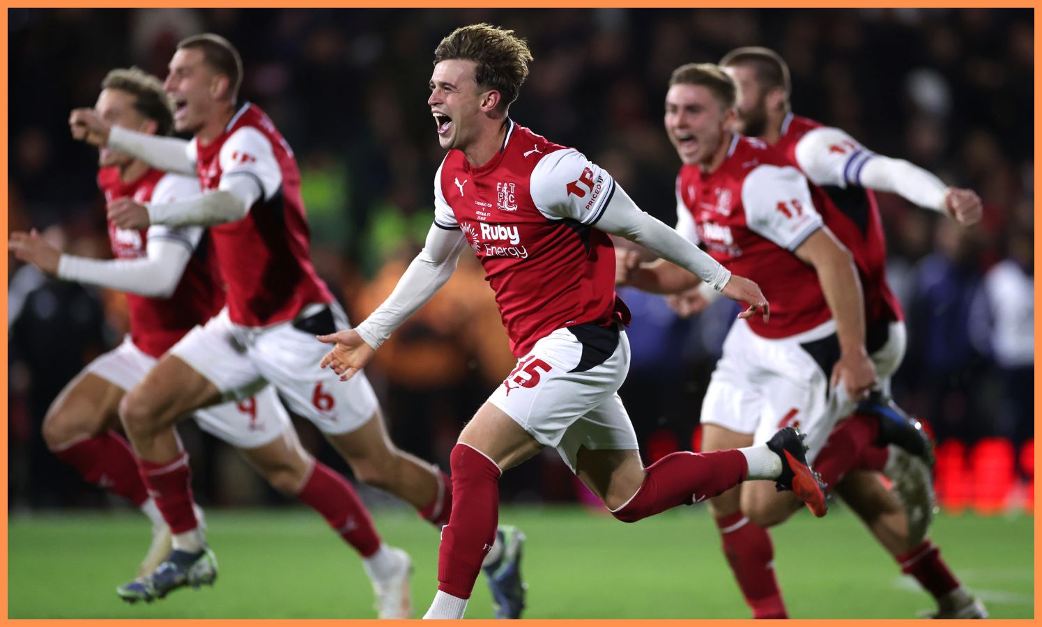 Fleetwood comemora a conquista do troféu contra o Arsenal. (Foto de Louis Story/Getty Images)