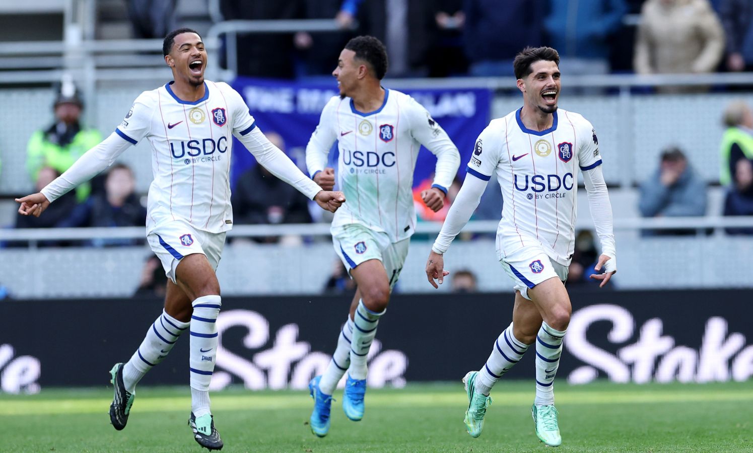 LIVERPOOL, ENGLAND - OCTOBER 17: Pedro Neto of Chelsea celebrates scoring his team’s second goal with teammates during the Premier League 2026/27 match between Everton and Chelsea FC at Hill Dickinson Stadium on October 17, 2026 in Liverpool, England.