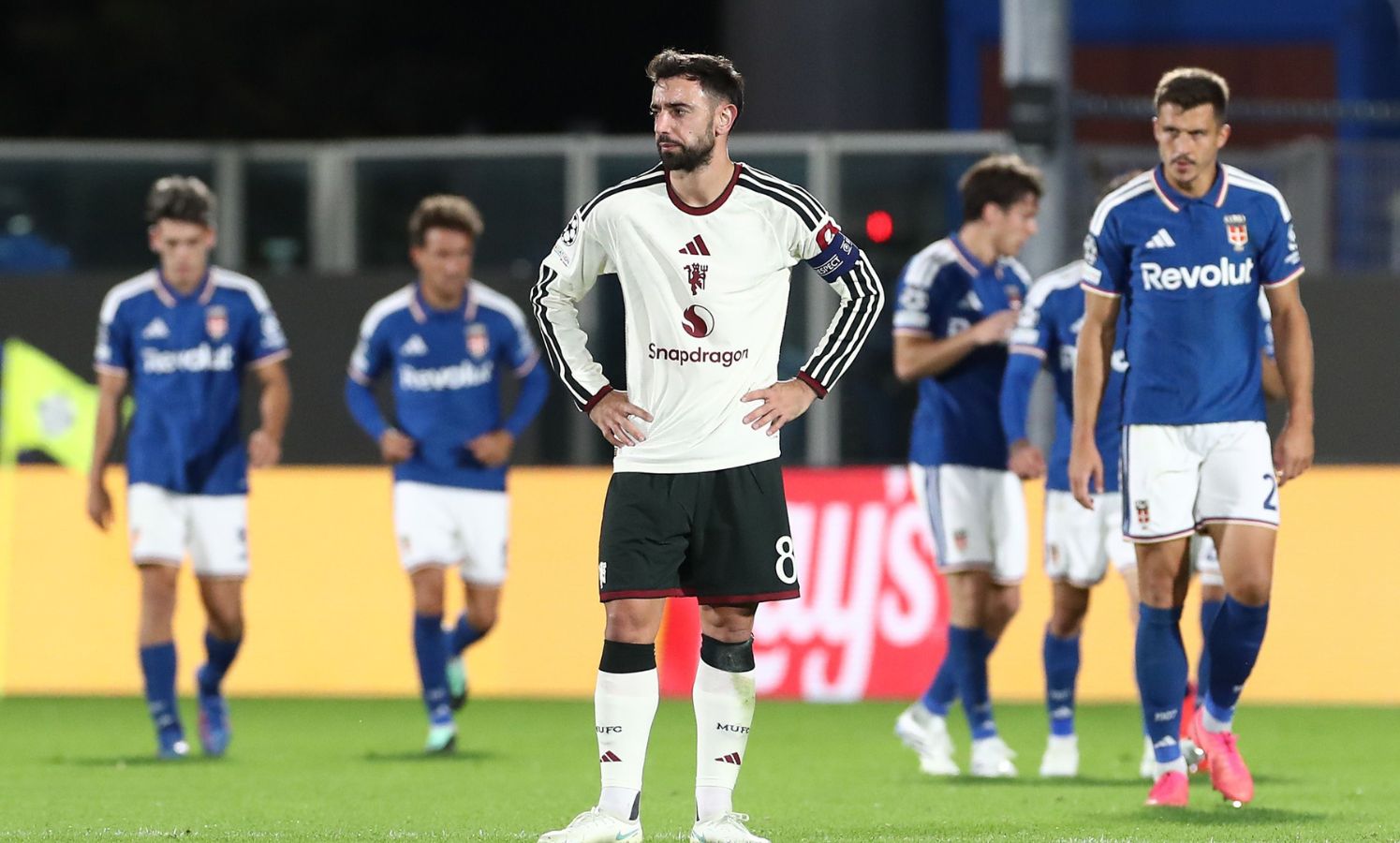 COMO, ITALY - OCTOBER 21: Bruno Fernandes of Manchester United shows his dejection during the UEFA Champions League 2026/27 League Phase MD3 match between Como 1907 and Manchester United at Giuseppe Sinigaglia Stadium on October 21, 2026 in Como, Italy.