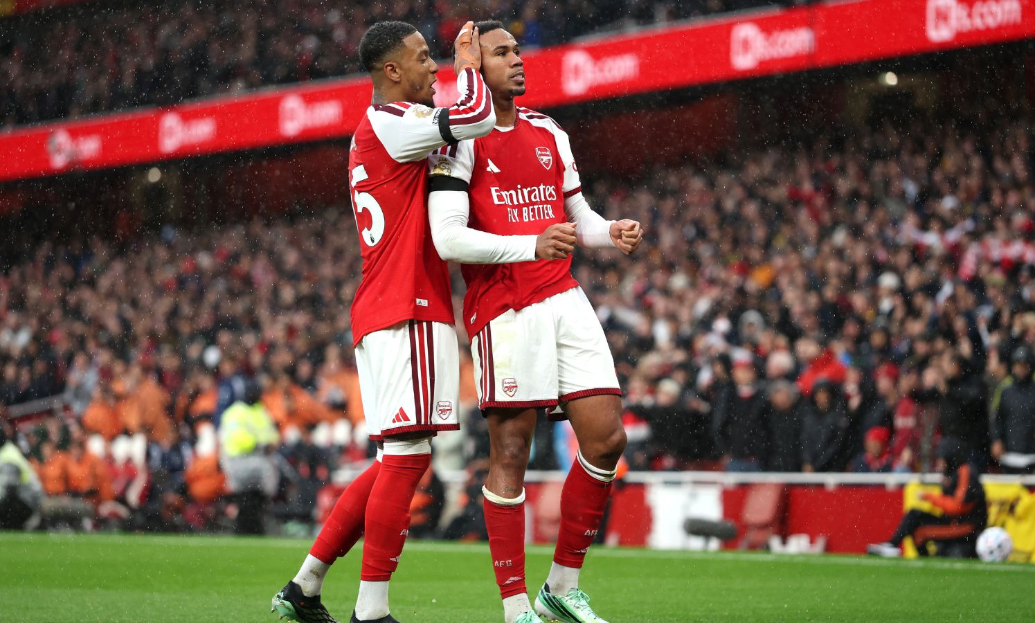 LONDRES, INGLATERRA - 24 DE OUTUBRO: Gabriel, do Arsenal, comemora marcar o segundo gol de seu time com o companheiro de equipe do Arsenal, Ezri Konza, durante a partida da Premier League 2026/27 entre Arsenal FC e Everton em 24 de outubro de 2026, no Emirates Stadium, Inglaterra.